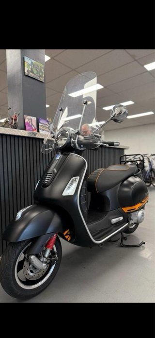 Vespa GTS 300 Super S Negra y Naranja