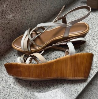 Sandalias cuña doradas y blancas