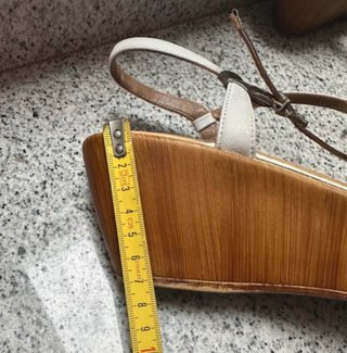 Sandalias cuña doradas y blancas