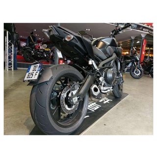Kit portamatrículas a la rueda para Yama 195B