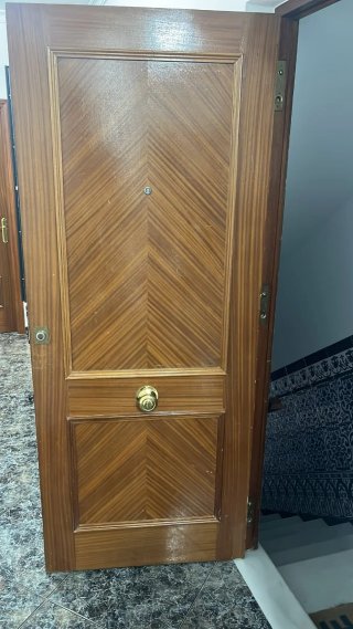 Puerta de entrada de madera.