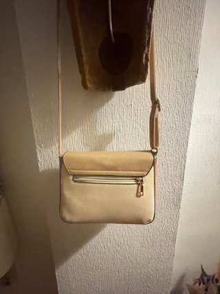 Bolso bandolera beige y marrón