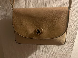 Bolso bandolera beige y marrón