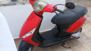 Piaggio Zip 2T Scooter Roja y negra