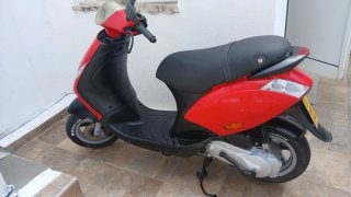 Piaggio Zip 2T Scooter Roja y negra