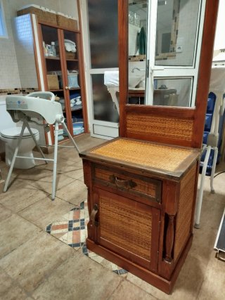 Mueble de madera y mimbre