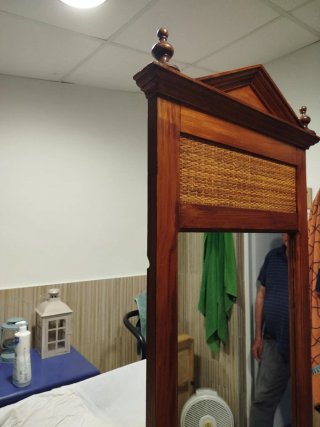 Mueble de madera y mimbre