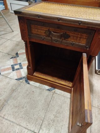 Mueble de madera y mimbre