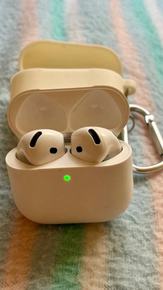 Airpods Pro 4 Blancos.