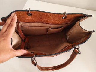Bolso Guess Miel con Tachuelas