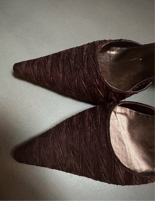 Zapatos de salón marrones con pulsera