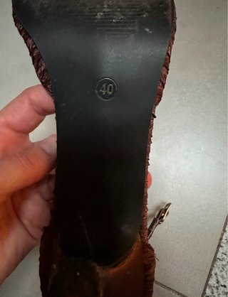 Zapatos de salón marrones con pulsera