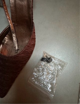 Zapatos de salón marrones con pulsera