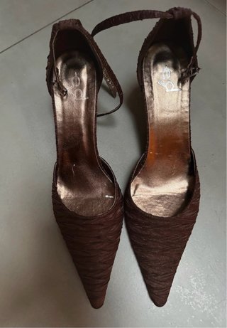 Zapatos de salón marrones con pulsera
