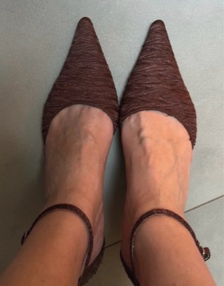 Zapatos de salón marrones con pulsera