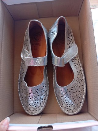 Zapatos plateados con diseño calado