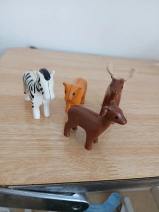 Lote 4 figuras animales (cebra, jabalí, ciervo)