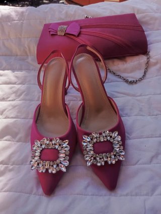 Zapatos y bolso rosa con pedrería