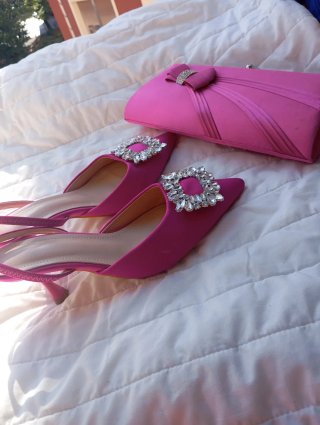 Zapatos y bolso rosa con pedrería