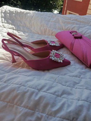 Zapatos y bolso rosa con pedrería