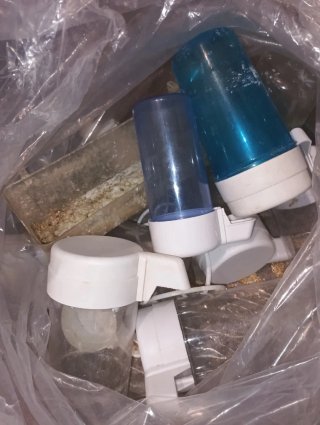Bebederos y comederos para pájaros