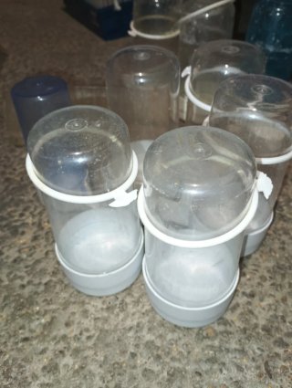 Bebederos y comederos para pájaros