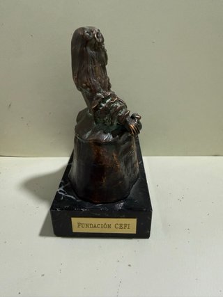Figura de niña en bronce