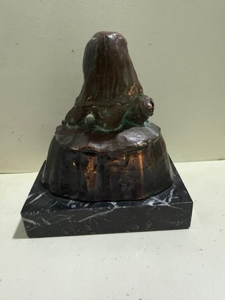 Figura de niña en bronce