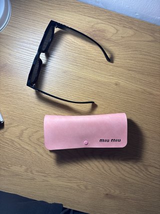 Gafas de sol Miu Miu negras