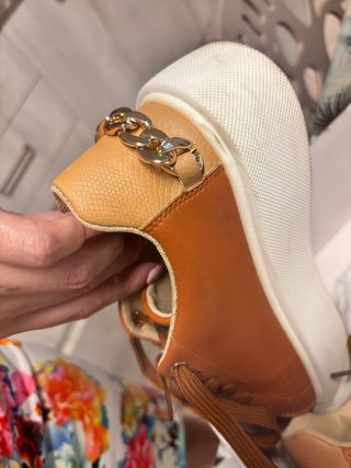 Scarpe donna marroni con dettagli oro
