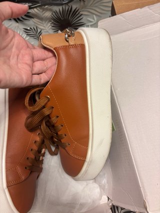 Scarpe donna marroni con dettagli oro