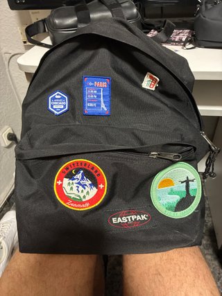 Mochila Eastpak Negra con Parches