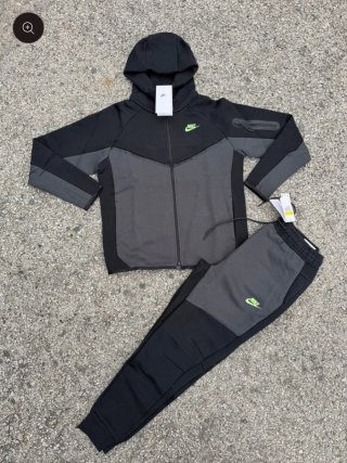 Conjunto Nike Tech Negro y Gris