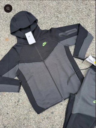 Conjunto Nike Tech Negro y Gris