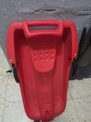 Trineo de plástico rojo y negro