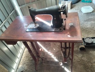 Máquina de coser antigua Alfa