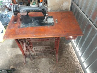 Máquina de coser antigua Alfa