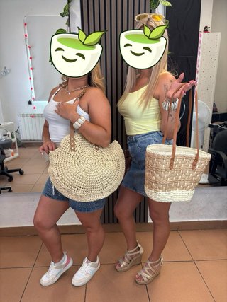 Bolso blanco con tachuelas .vestidos , accesorios