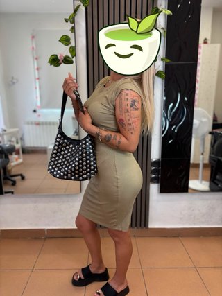 Bolso blanco con tachuelas .vestidos , accesorios