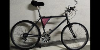 Bicicleta de montaña gris