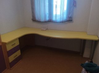 Scaffale, mobile con cassetti e scrivania.