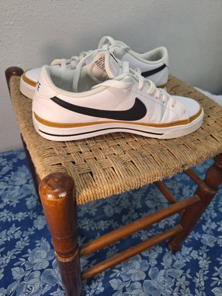 Nike Blancas con Detalle Dorado