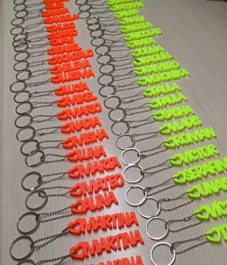 Llaveros personalizados con nombres fluorescentes