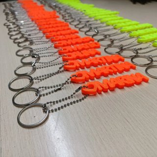 Llaveros personalizados con nombres fluorescentes