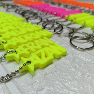 Llaveros personalizados con nombres fluorescentes