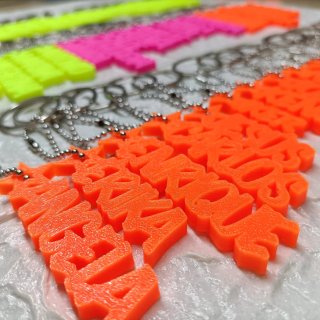 Llaveros personalizados con nombres fluorescentes