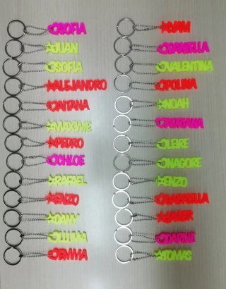 Llaveros personalizados con nombres fluorescentes