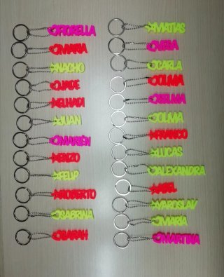 Llaveros personalizados con nombres fluorescentes