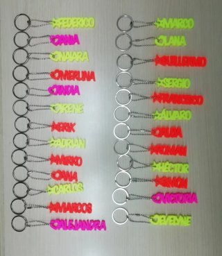 Llaveros personalizados con nombres fluorescentes
