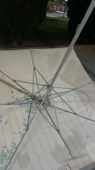 Sombrilla de tela y metal beige